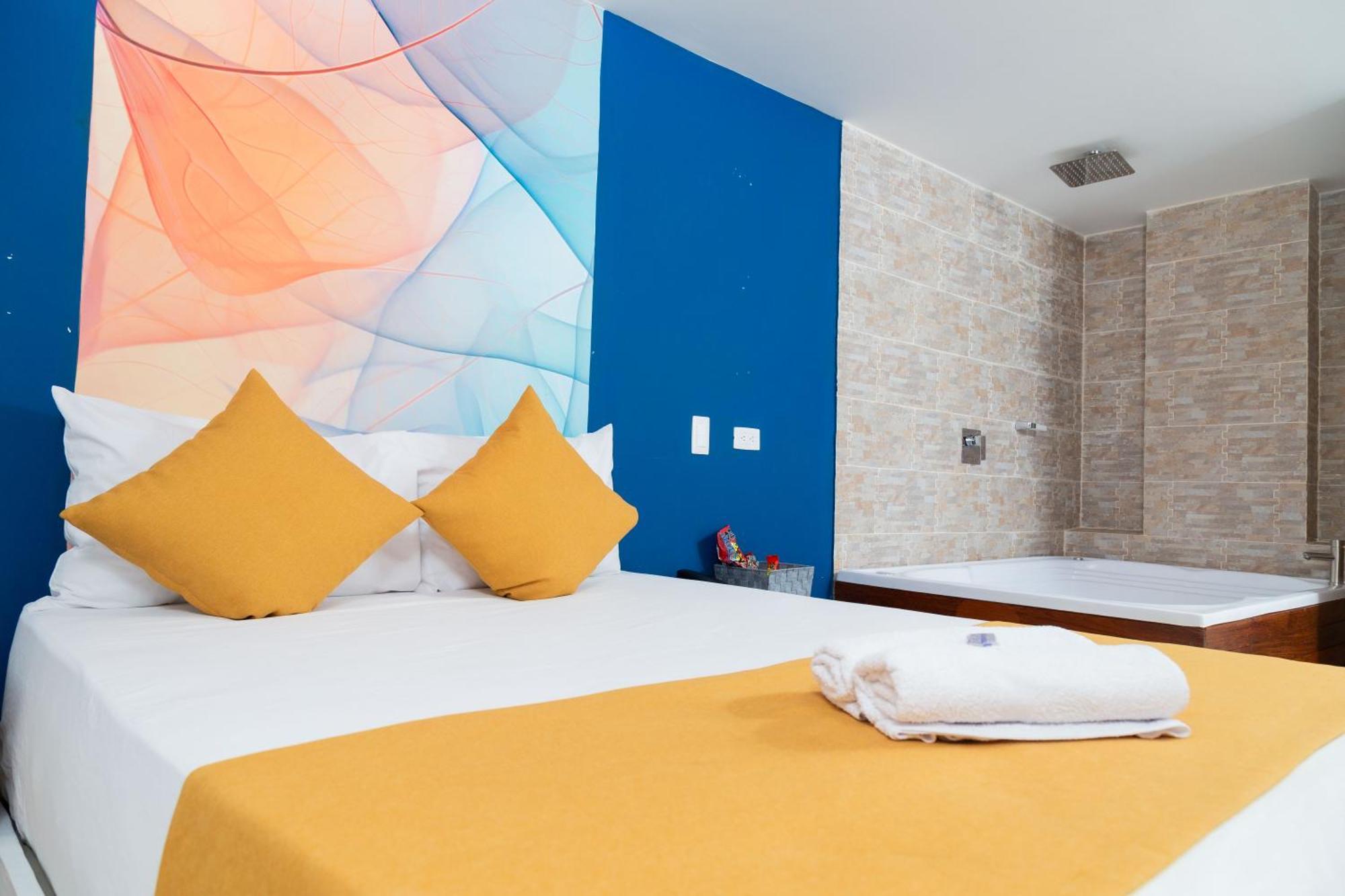 Hotel Bajo La Luna *