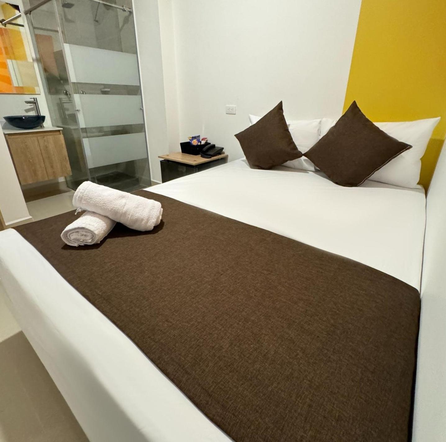 Hotel Bajo La Luna *